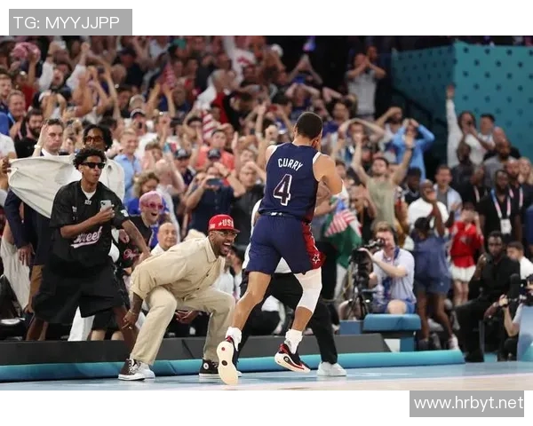 足球巨星跨界挑战篮球赛场展现全能运动员风采与激情对决